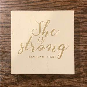 Eccolo ”She is Strong Proverbs 31:25” house decor